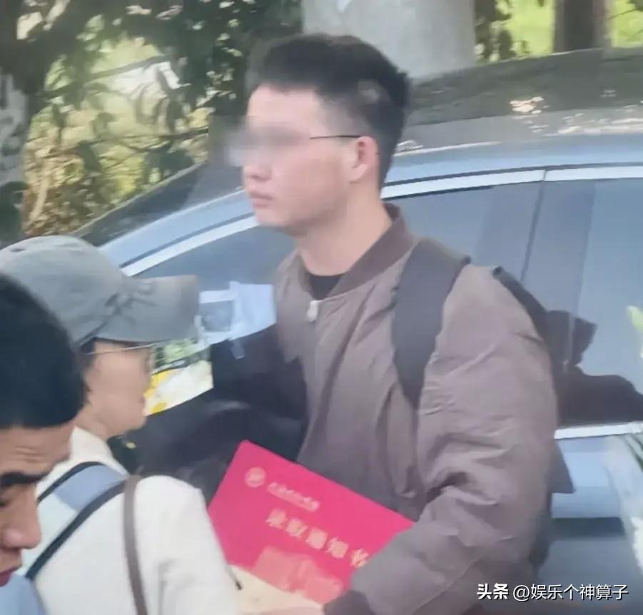 看到这位学子，张雪峰老师一定感到非常开心和欣慰吧！
告别仪式上，人山人海，送别队