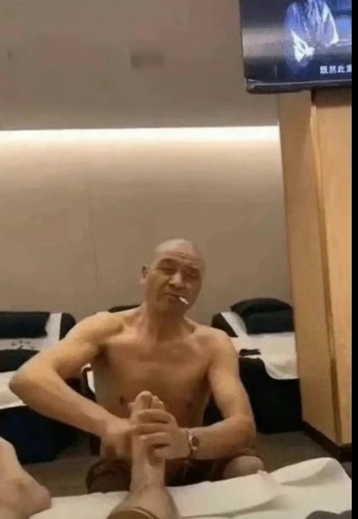 今天A股风向很奇怪，各种小作文，什么上海商K的妹妹买了啥，持仓1800万。还有各