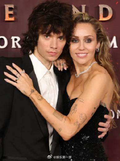 麦莉订婚麦莉和小六岁男友订婚 据外媒，麦莉Miley Cyrus和27岁男友Ma