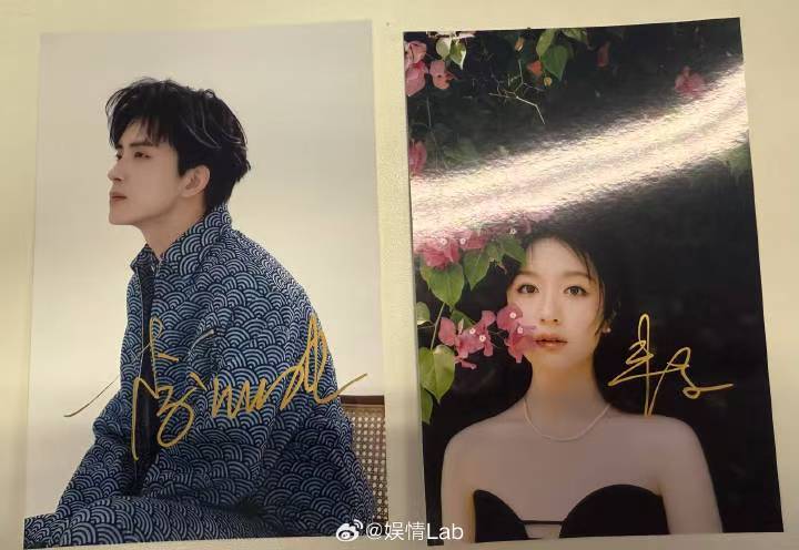 李兰迪敖瑞鹏互相给对方照片签名李兰迪敖瑞鹏给对方的照片签名！ 李兰迪敖瑞鹏给对方