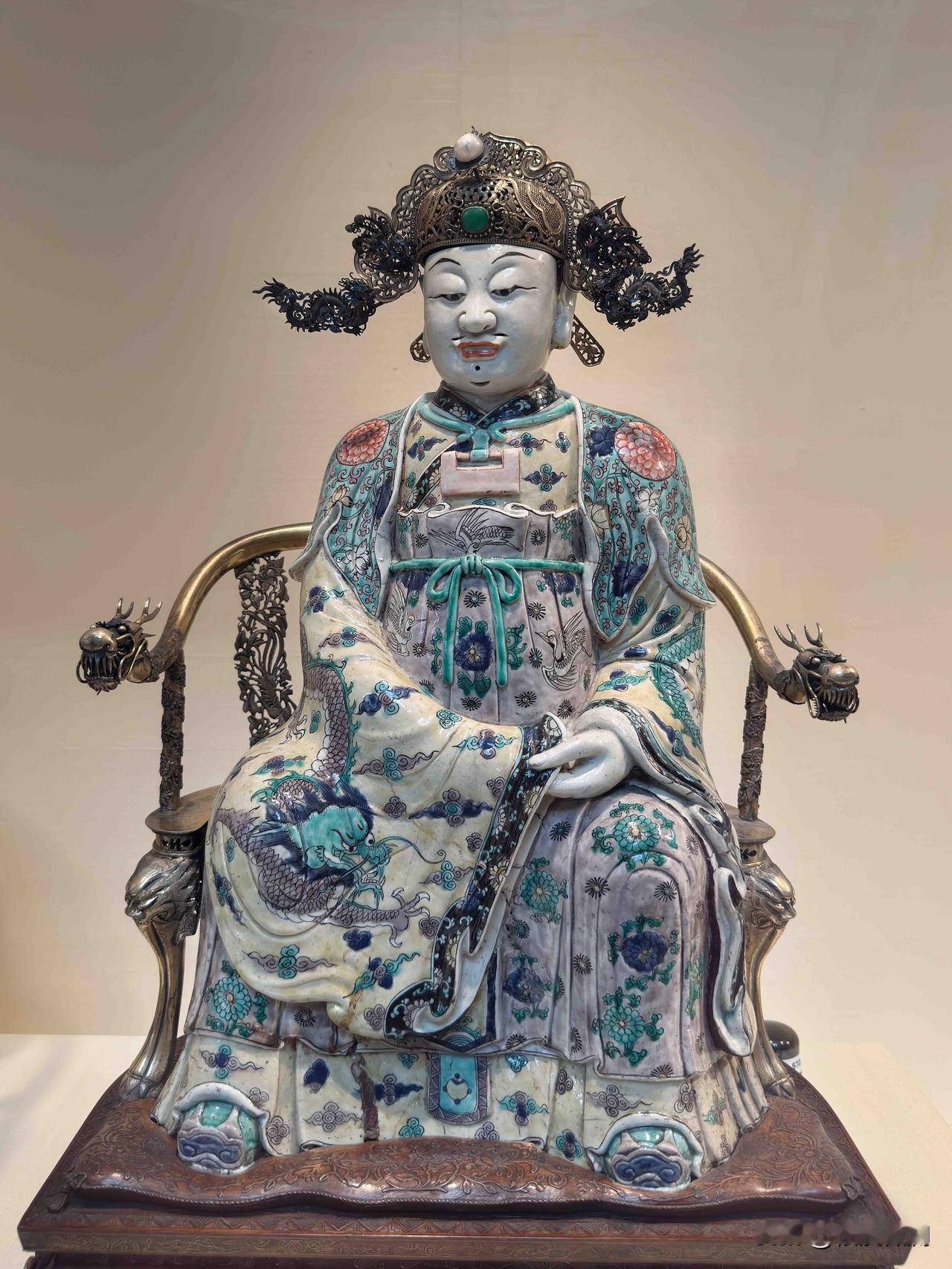 拜财神是我国的民间传统，文财神武财神都有，但像这样成对出现的武财神塑像，还是第一