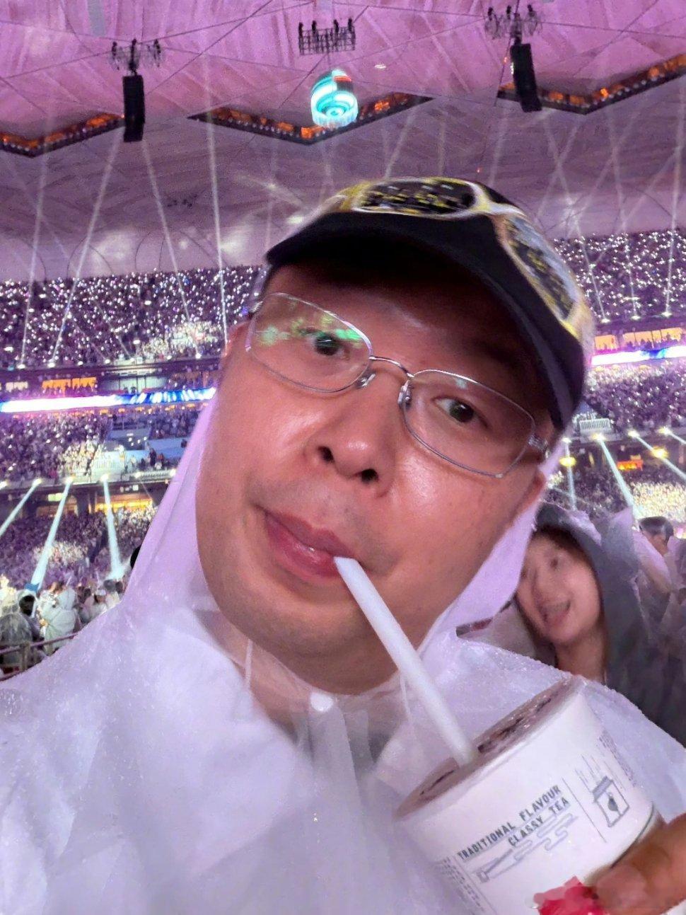 五月天杜海涛合照杜海涛不仅去了五月天演唱会，还一起合照了。老师，这我真有点羡慕了