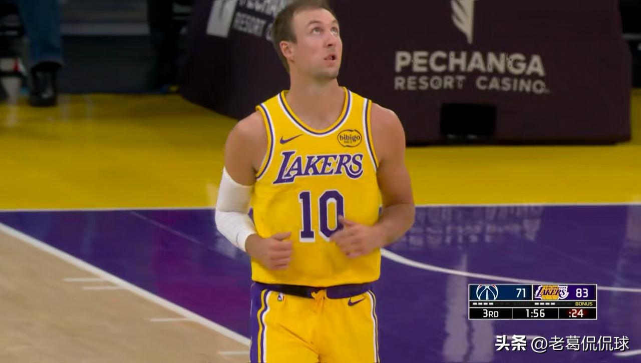 湖人神射手肯纳德真是大放异彩！在今天湖人主场以120：101大胜奇才的比赛中，手