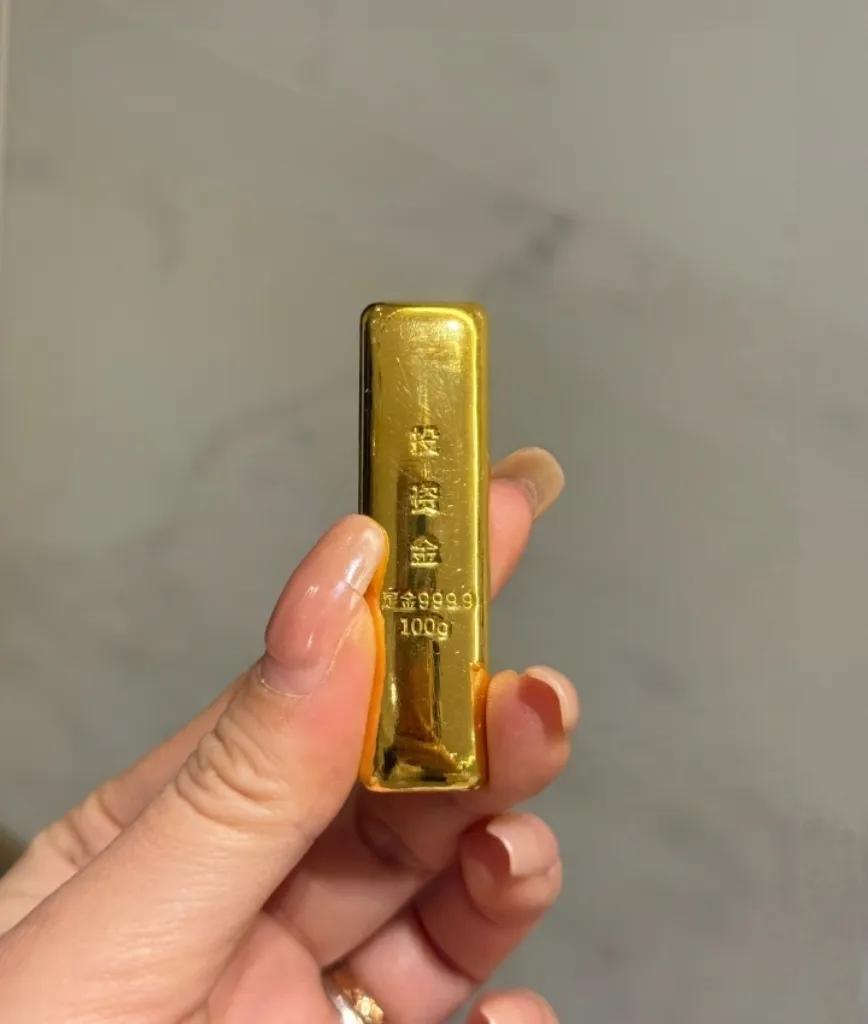 手里有黄金的人，
今天估计已经坐不住了，
6月1日9点开盘，金价直接跌到了
98