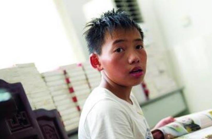 [太阳]2006年，广西6岁男孩父亲意外离世，母亲弃他而去，他靠吃野菜为生。未曾