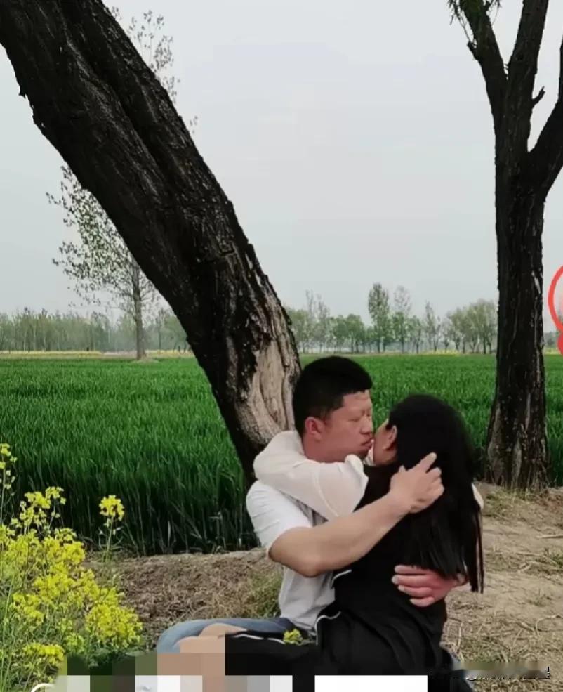 这是谁家的女人，光天化日之下和男人在野外搂搂抱抱，太不像话了，要亲要抱回家随便搞