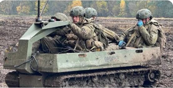 俄军简直颠覆认知，地面机器人冲锋陷阵，俄军步兵坐着机器人冲进前线，地面机器人可以