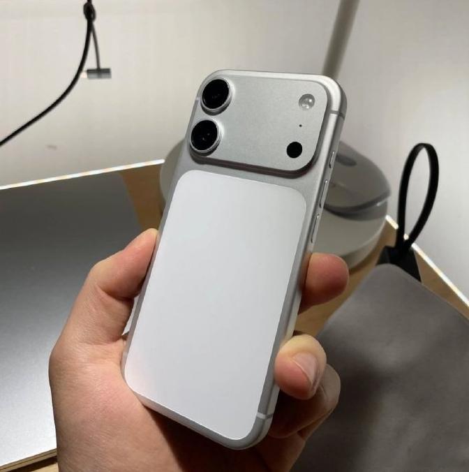 iPhone18标准版外观曝光了，大家可以看看感受下，外观最大的区别是相机模组变