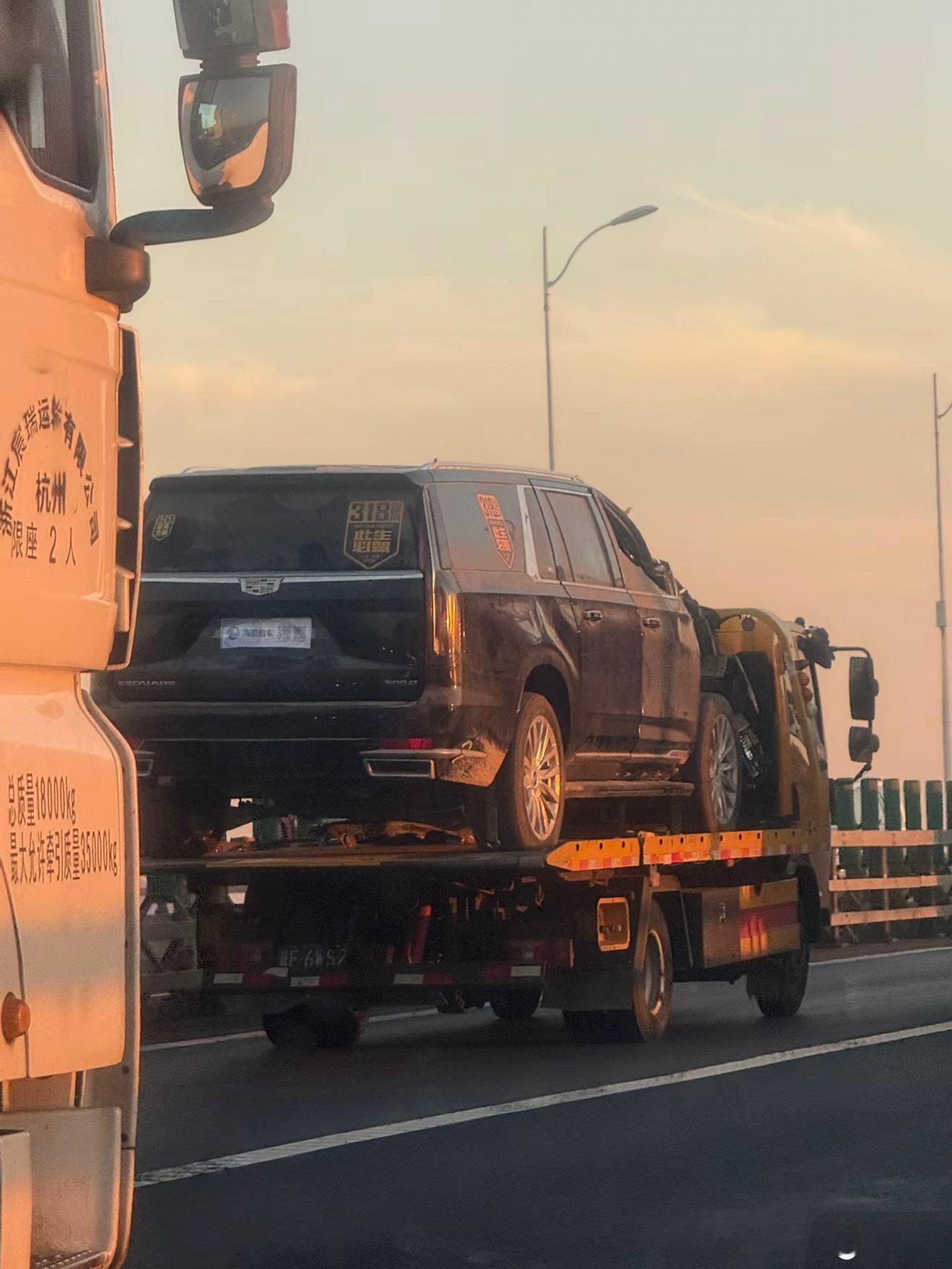 凯雷德，右侧A柱弯了乘员据说没事估计是钻车底了 