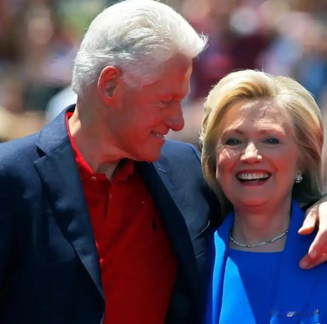 希拉里这回彻底要栽了！美国前国务卿希拉里·克林顿，被正式启动逮捕令签发流程。据报