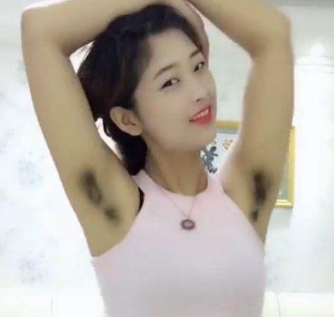 现在流行染腋毛，这股潮流挺有意思。以前女生好像默认就得脱腋毛，夏天露腋毛就会被说