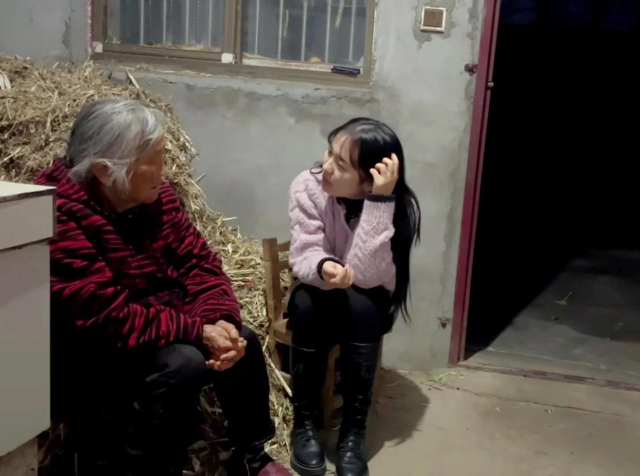 现在的人为什么都不愿意结婚?

一位奶奶问孙子28岁了，为什么还不结婚?
孙子: