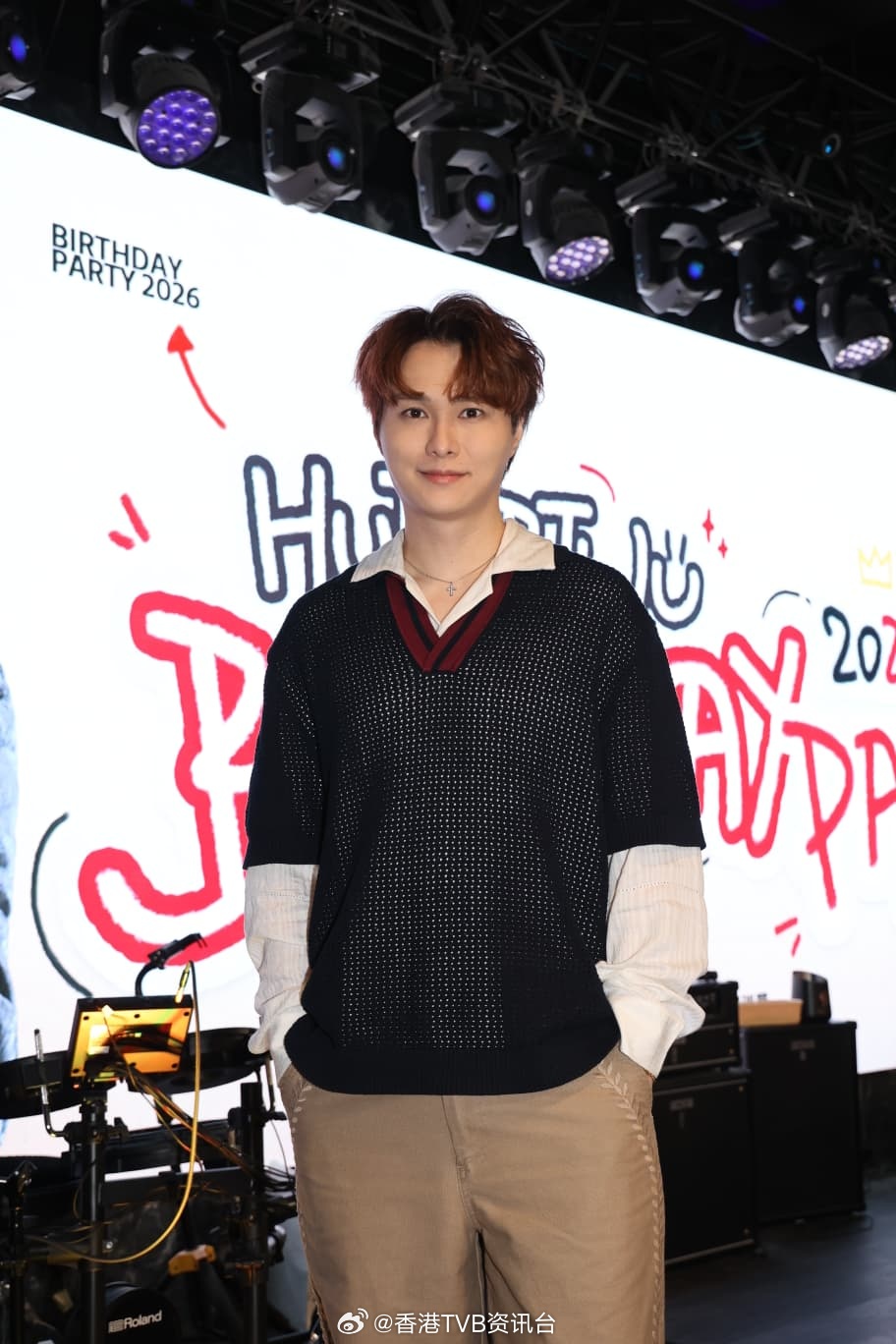 星岛：胡鸿钧很少联络蔡思贝 远距离送上祝福 自认没魅力难吸引异性 36岁生日希望