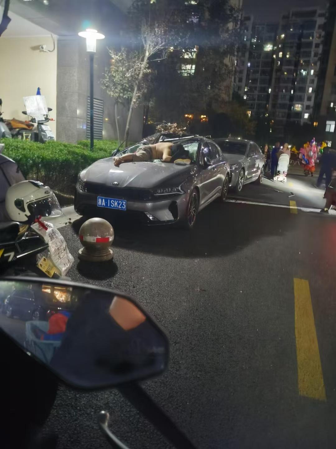 没有什么坎过不去的，怎么这么想不开干嘛，想想家人、妻儿，一言难尽