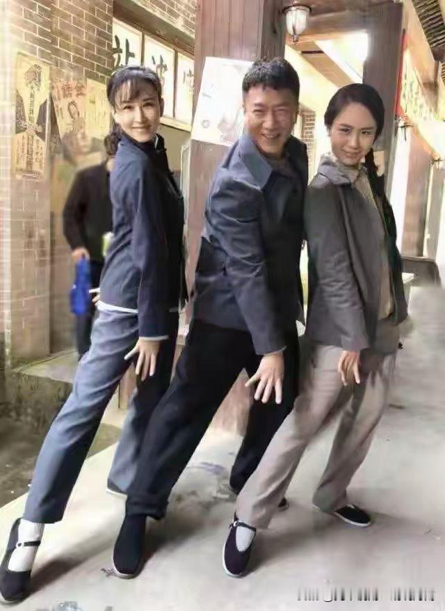 发优质内容享分成片场孙红雷的青涩扮相，可爱，滑稽而不失历史的本来面目。