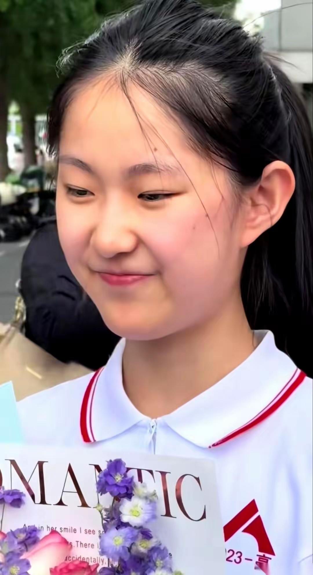 人大附中出了个女孩，高考后直接刷爆了全网。但最让人上头的，不是她的分数，而是她的