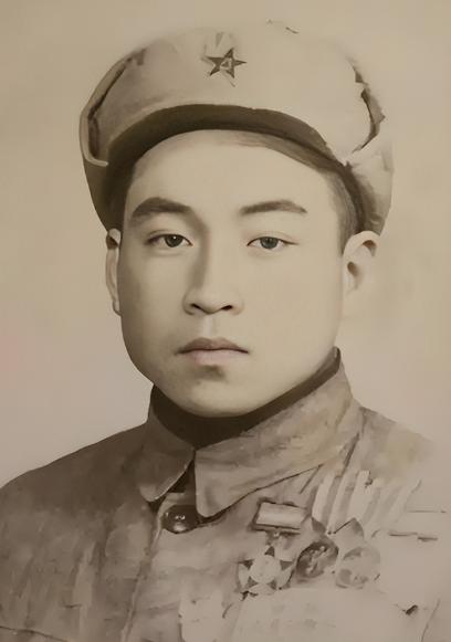 1951年，美军俘虏了一个17岁的志愿军战士，美军用电话线把他捆住，连夜拉去领赏
