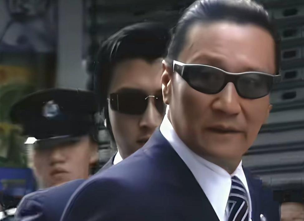 谢贤的魅力真不是盖的，20多年前，谢霆锋因为车祸的事情惹上官司，谢贤夫妇送儿子上
