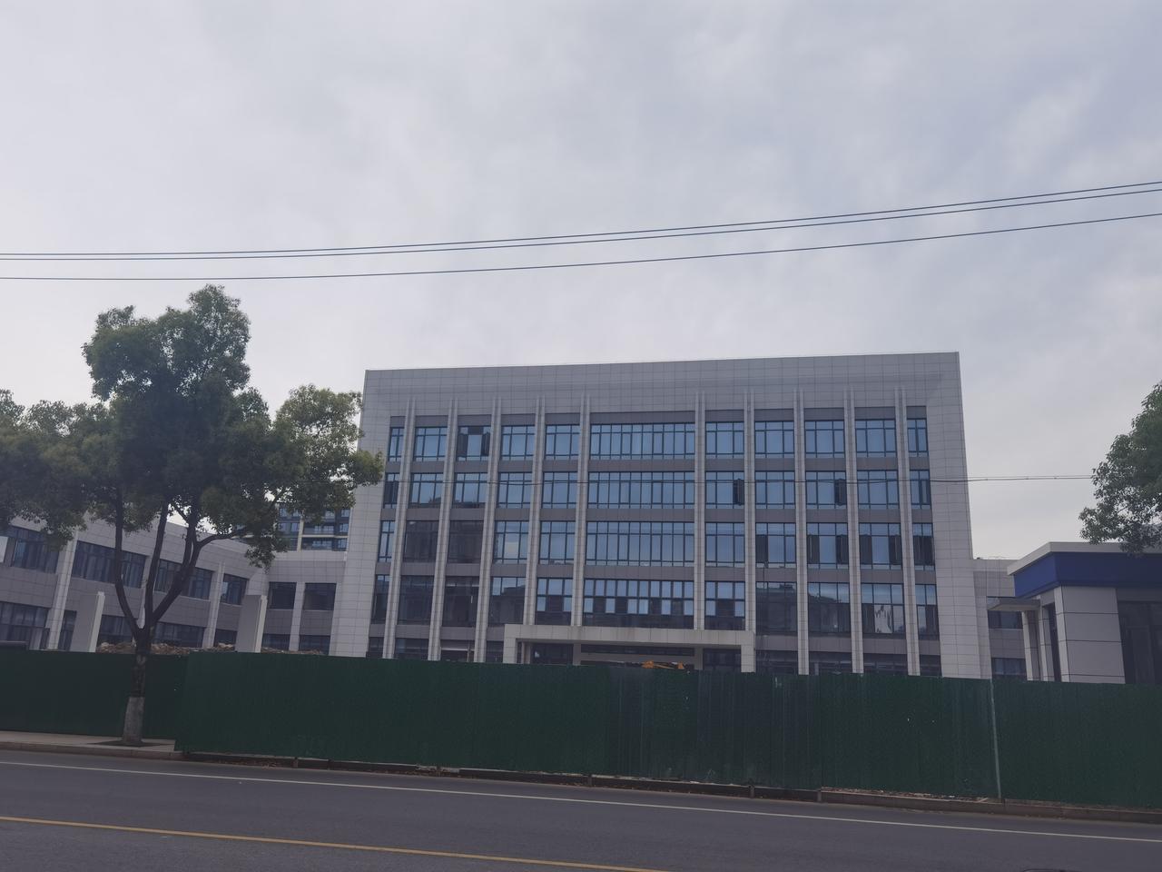 马山治安中心窗前的大铁架子终于拆了。现在在修道路。
