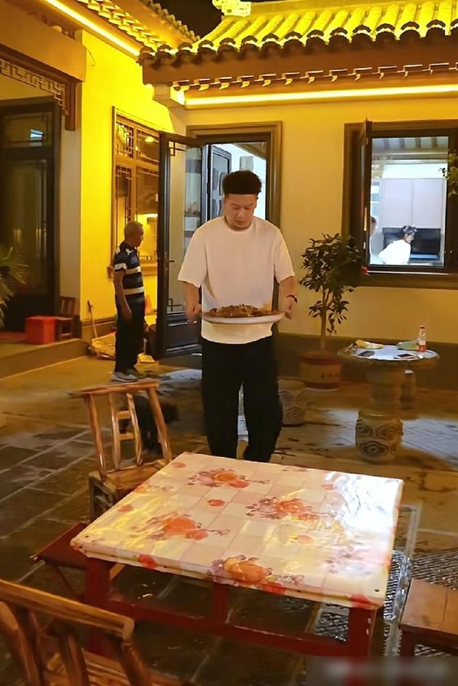 麦小登家的房子真的是太遗憾了，没有盖成二楼！

说实话，盖房子这事儿，最怕的就是