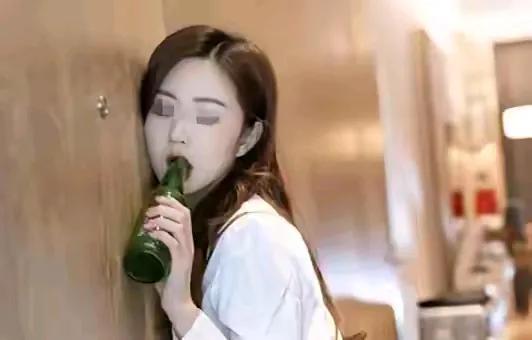 “这绿帽子戴得真冤！”一女子心情不好，丈夫出差在外。女子只能和闺蜜诉苦，还喝了不