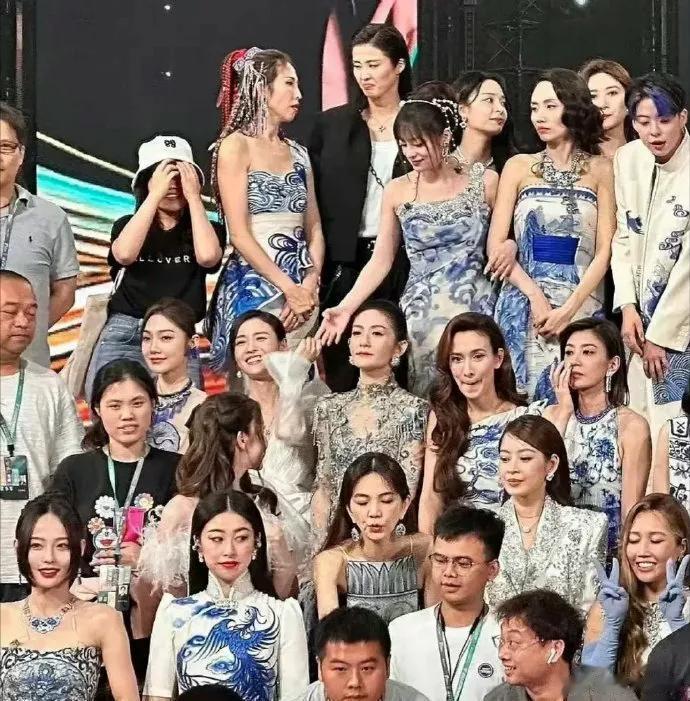 《浪姐四》合照，张嘉倪、谢娜坐得好端正，其她人都好随意，聊天，东张西望，甚至还有