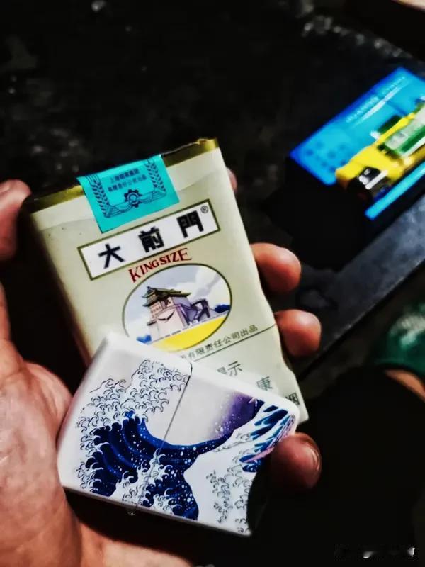 盒；“风竹”牌，0.14元一盒；“金钟”0.22一盒……
中等档次的有“大前门”