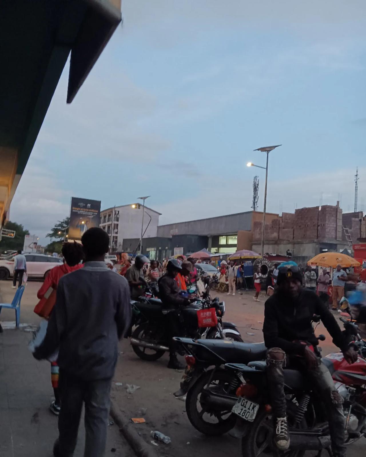第一次去刚果金机场接人，进机场大厅就遇到搜身的，然后把我身上几百美元拿走。

一