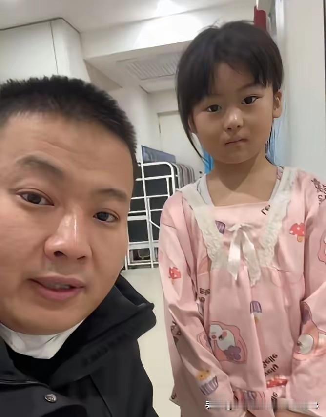 太心酸了！近日黑龙江，男子带老父亲到医院治疗，发现隔壁床有位男子住院治疗，竟然是