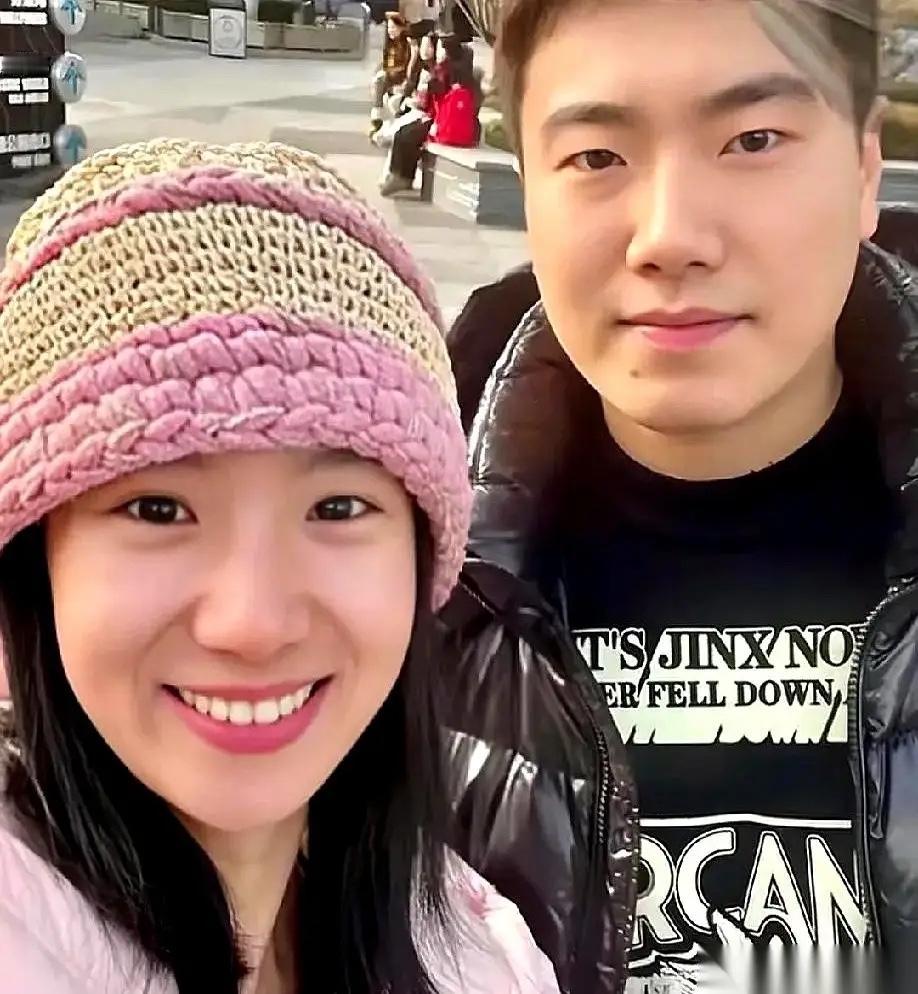大胖你能认识，旁边的姑娘是谁你知道吗？是前妻，他俩竟然结过婚又离了。看来大胖口碑