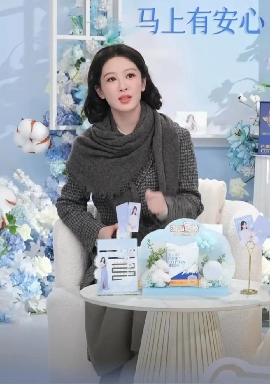 笑疯！杨紫直播太敢说，爱自己六字真言火了：少吃、多睡、戒色
 
最近杨紫直播真的