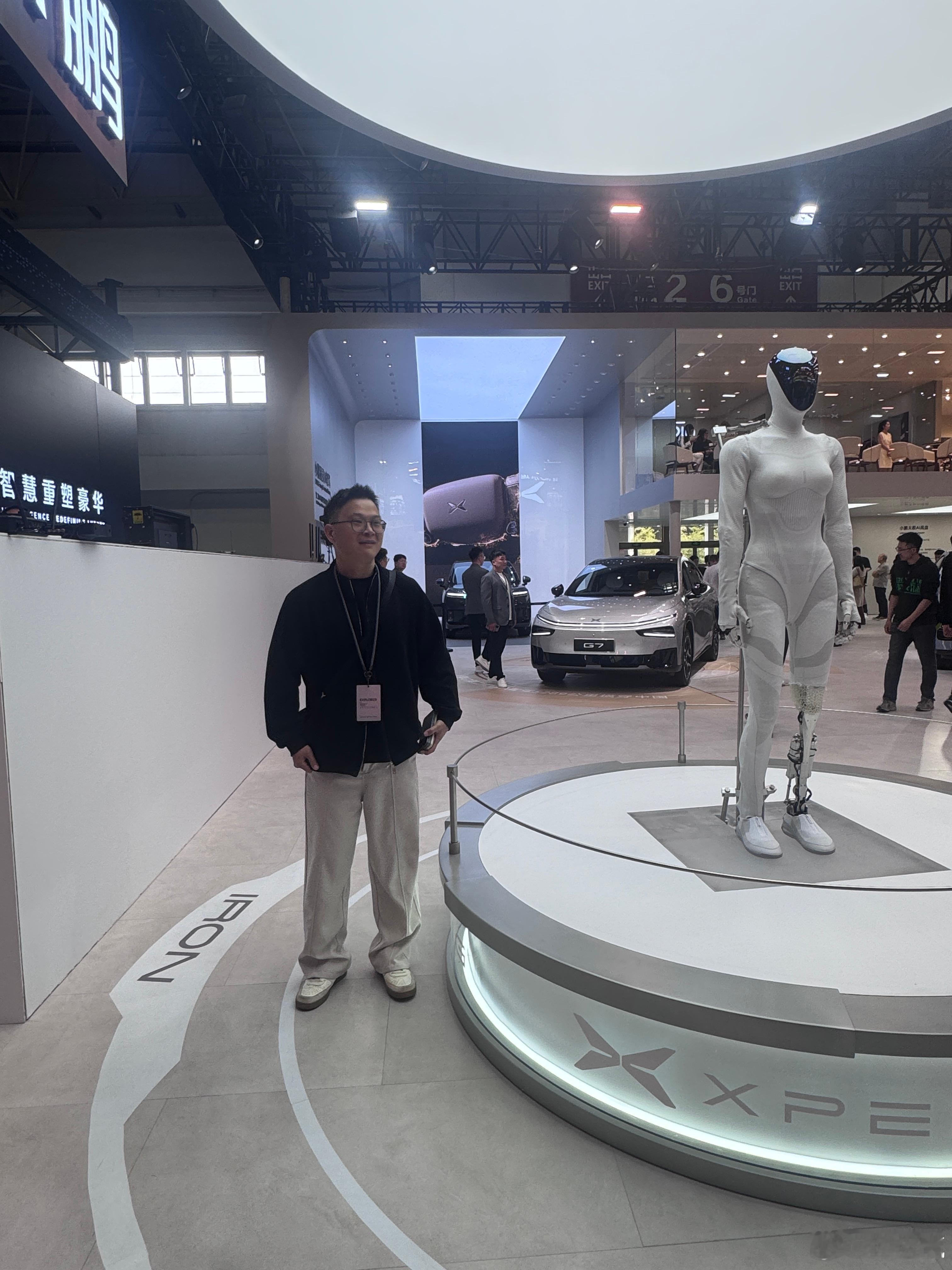 现在还只能远远的和机器人合个影，多年以后谁知道人类会对机器人干些什么。 