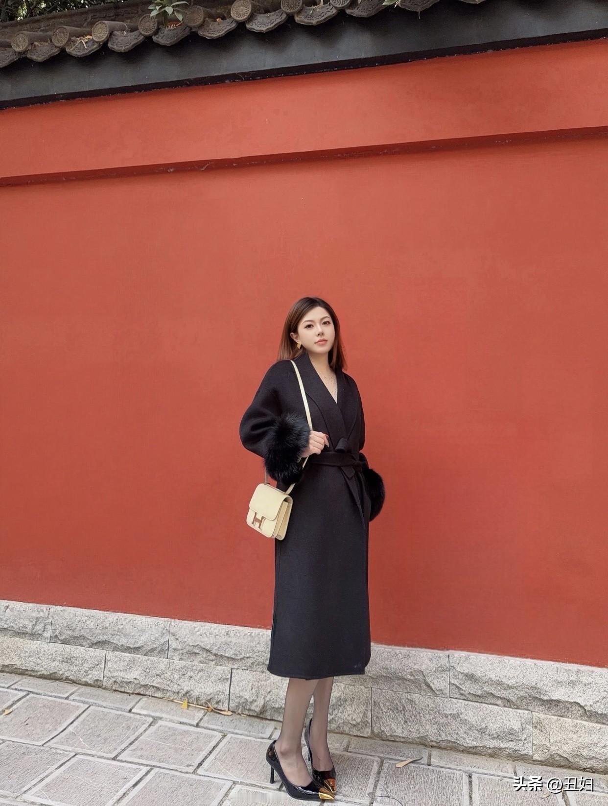 气质穿搭怎么穿才恰到好处?红墙映笑颜，古韵入画来。