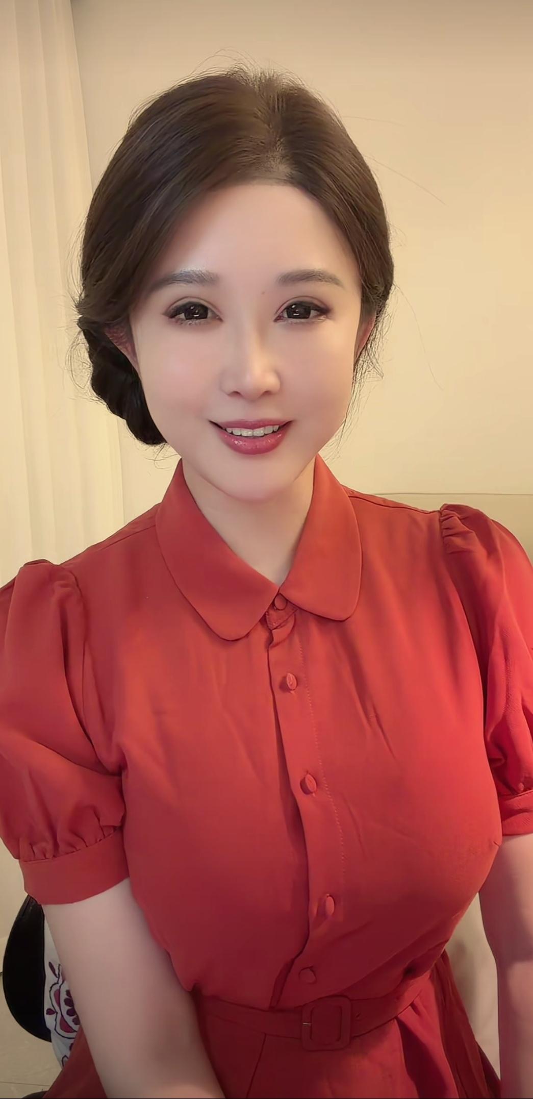 复古风红色衬衫，益显轻熟的妩媚感。