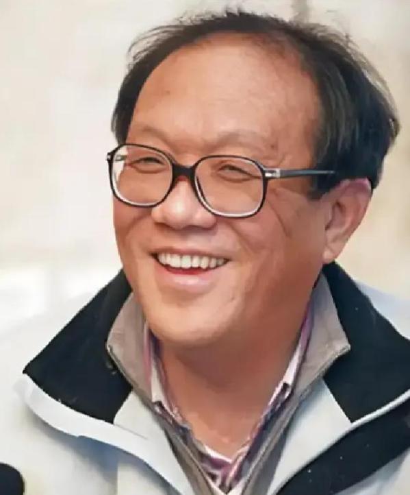 2010年，著名作家史铁生因突发性脑溢血被紧急送医，医生问他的妻子陈希米：“救不