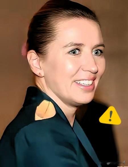 这个女人是丹麦首相，听说被特朗普欺负了，哭得一塌糊涂。
​原因是美国看上了丹麦的