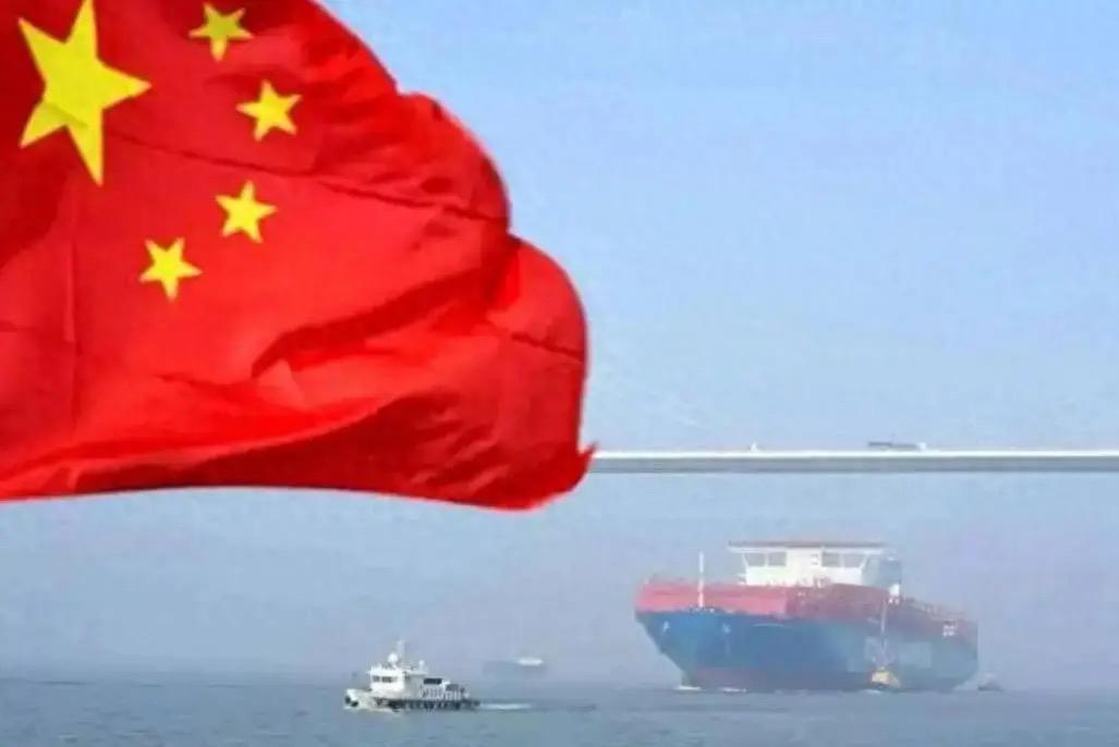 据外媒消息，近期好多外国船只在霍尔木兹海峡挂起五星红旗来防袭击。这事也侧面反映出