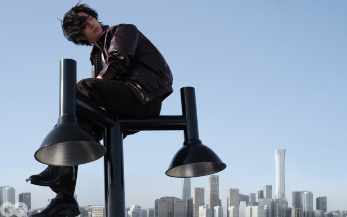 王一博完全素颜也好迷人 王一博在沙发上醒来王一博完全素颜也好迷人，王一博在沙发上