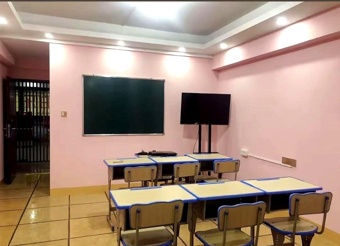 一个人开独立教培工作室，悬着的心死了。
他把所有心血都用在装修和课程上，每天忙着