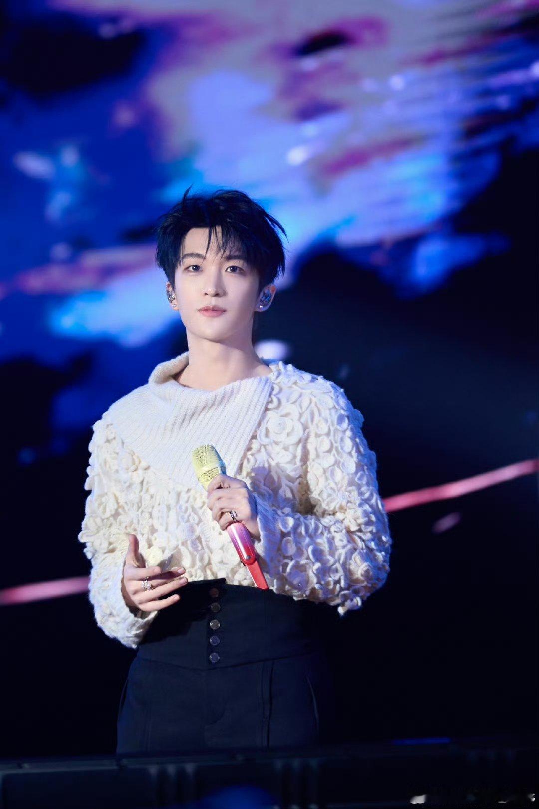 黄子弘凡鸟巢演唱会一直在going 鸟巢场也太让人期待了！全程持续高能going