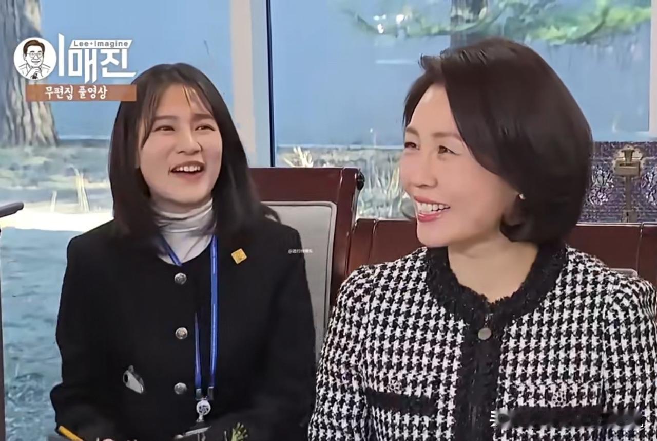 给李在明夫人当翻译的漂亮女性，你知道她是谁吗？她的笑容实在是太甜了，如同春日暖阳