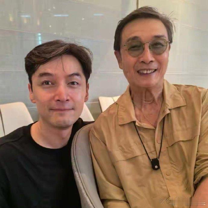 胡歌和刘松仁合影，刘松仁老婆年轻貌美，两人年龄差难辨。 ​​​
