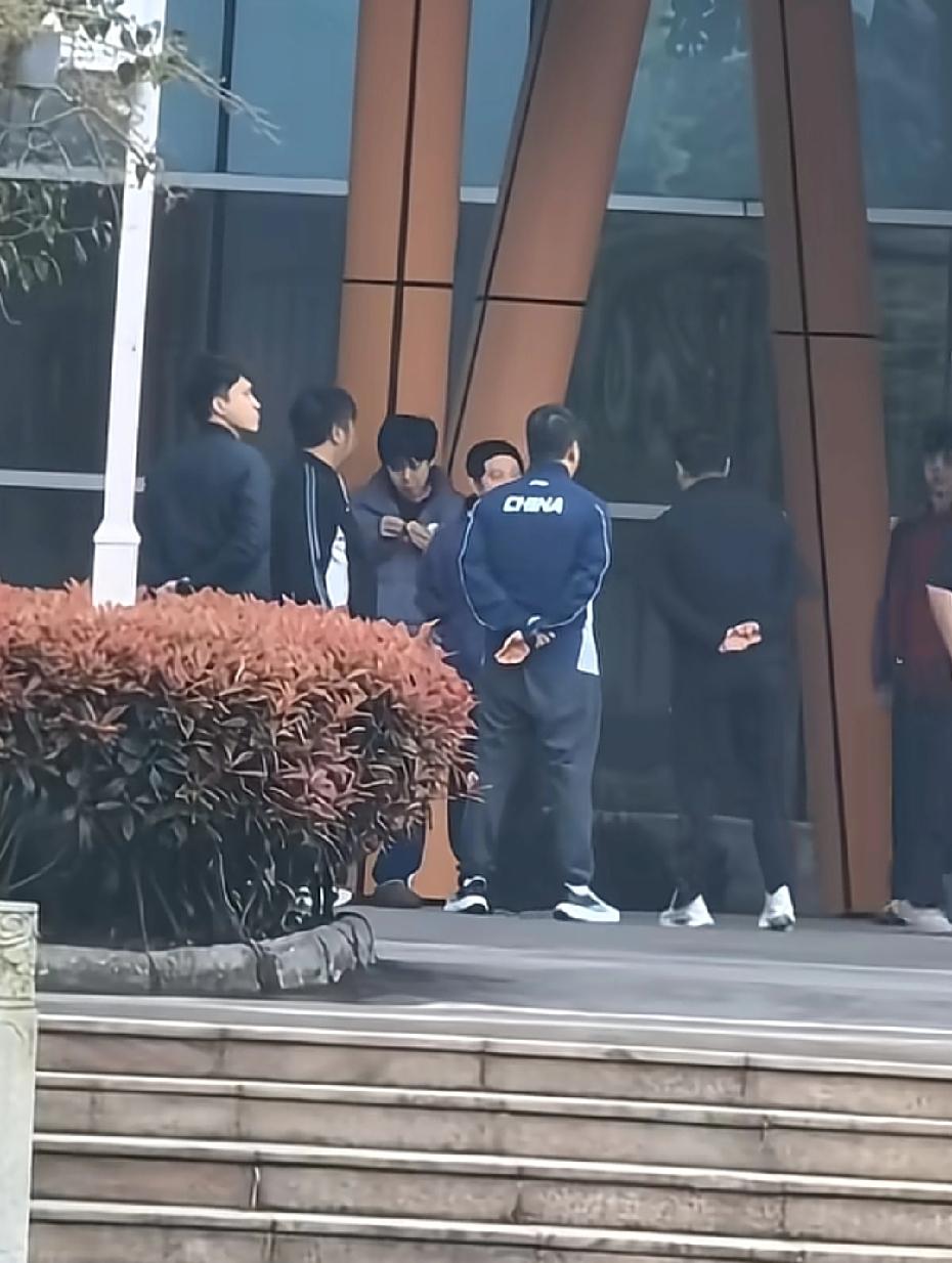 笑死人，3月20日，男队早上集合点名，楚钦老师啃着玉米就来了！一个个没睡醒的样子