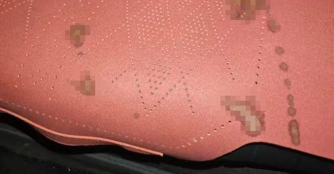 天津网约车里一滩黄，

平台只赔237.5元，

司机擦完还得接单。

那天元宵