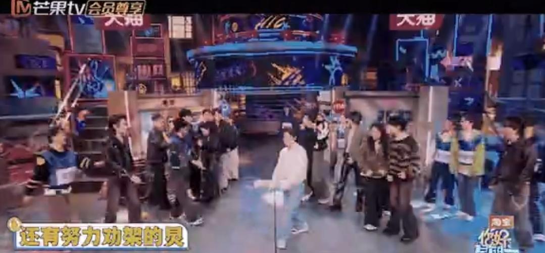 笑喷！何炅被迫当“饭圈幼稚园园长”，现场劝架累到灵魂出窍！
 谁懂啊！现场乱成菜