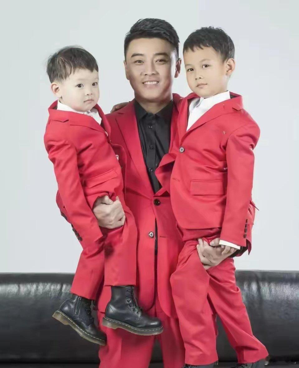 王皓指导也可以说是人生赢家了两个儿子都那么帅气不过大儿子海苔更加秀气长得更像妈妈