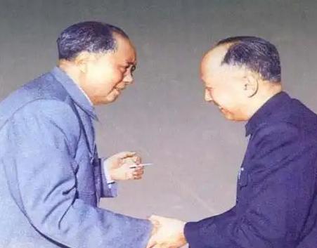 钱学森钱老临终前用尽力气写下十四个字：毛主席思想在，中国就永远年轻，学校课堂应该