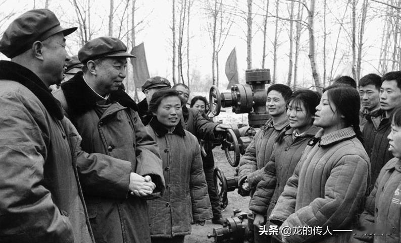 1977年4月17日，华国锋迎着风雪，亲临新建投产的大庆化肥厂视察。