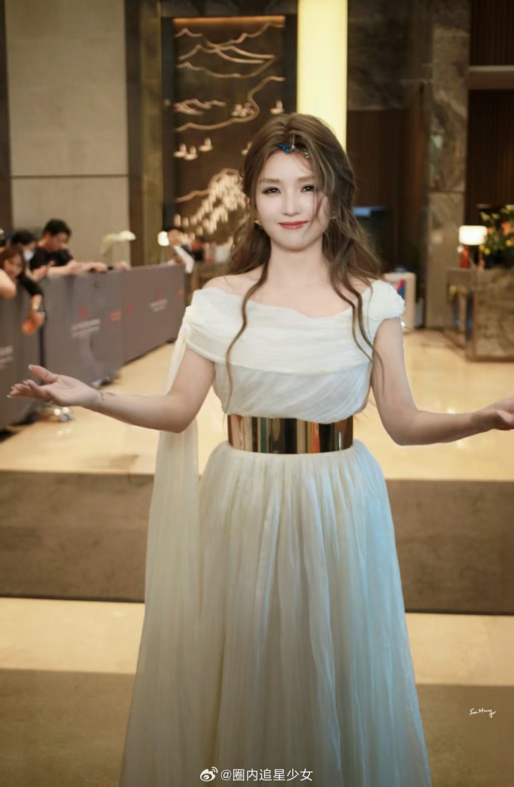 何洁现在养眼又悦耳氛围感女神何洁上线，长相赏心悦目，歌声温柔动听，轻舟已过万重山