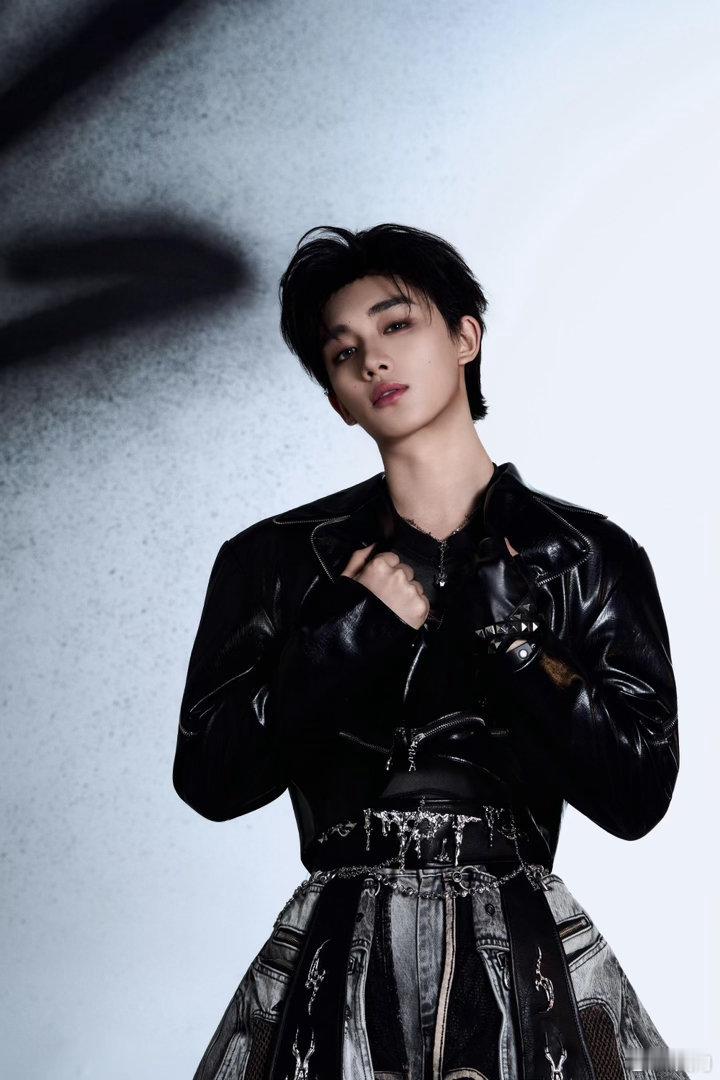 丁程鑫不愧是hi6舞担  丁程鑫不愧是舞担学舞快到像开了倍速，一点就通、一学就会